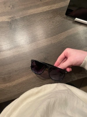  rayband boyfriend  - Snygga svarta solglasögon med klassisk rak båge, sitter exakt som rayband boyfriends 