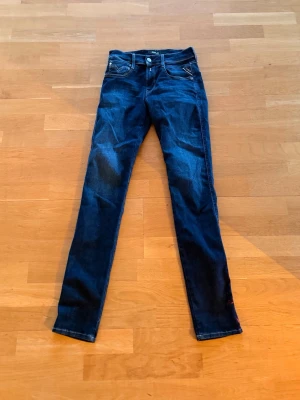 Replay anbass slim fit  - Mörk blå replay anbass 28 32 använda Max 5 gånger och en liten röd färg fläck längst ner på byx benet 