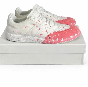 Maison Margiela paint platter   - Maison Margiela sneakers i vitt skinn med unika rosa färgstänk över hela skon och extra mycket på tån. Klassisk låg modell med snörning och rund tå. Snygg och konstnärlig vibe, perfekt för dig som vill sticka ut med dina skor. Köpta på pick sen innan. Storlek 42 men passar även 41,43