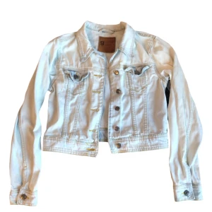 Vintage ljusblå/ vit denimjacka/ jeansjacka/ vårkläder/ vårjacka/ y2k/ cyber/ alt/ 2000tal/ 00tal - Ljusblå/ isblå jeansjacka i lite kortare modell
