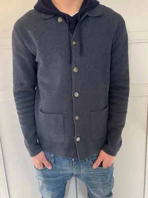 John Henric cardigan - Riktigt snygg och stilren John Henric cardigan i storlek S. Färg marinblå. Bara att skriva vid frågor eller funderingar!📦