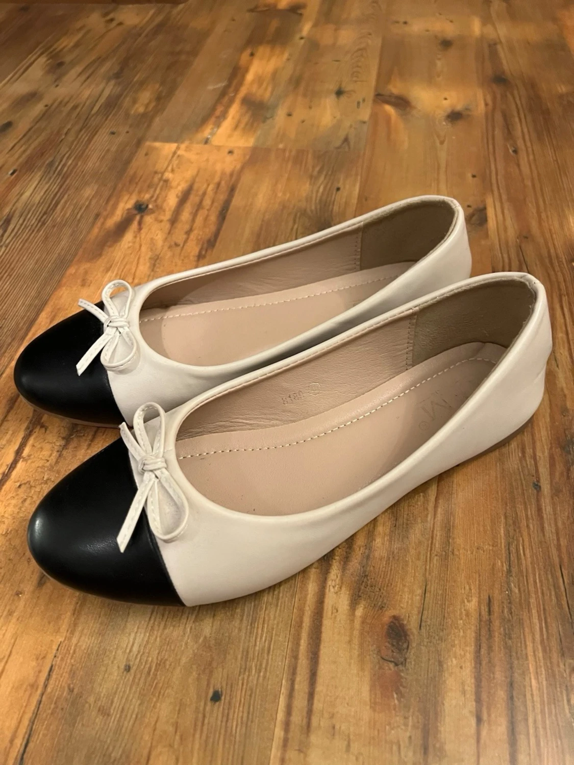 Beige ballerinaskor med svart tå