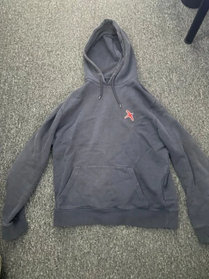 Arigato hoodie - Mörkblå axel arigato hoodie som inte går att köpa längre i butik, strl M och skicket är bra. Hör av er vid frågor och funderingar!