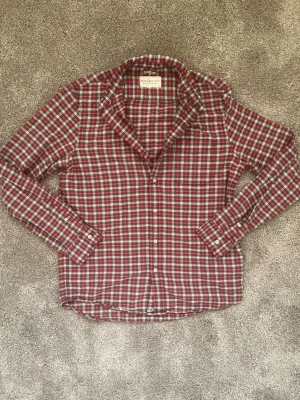 Rutig Vintage Ralph Lauren skjorta (Denim & Supply) - En vintage skjorta från Denim & Supply. Den är perfekt nu till våren och sommaren. Skjortan är i fint skick och har inte några synliga defekter. 