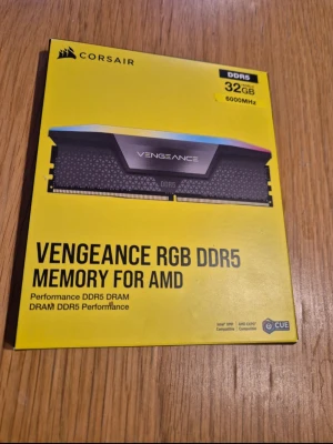 Corsair Vengeance RGB DDR5 32GB 6000MHz - Säljer ett paket Corsair Vengeance RGB DDR5-minne, 32GB (2x16GB) med 6000MHz hastighet, speciellt optimerat för AMD-system. Modulerna har snygg RGB-belysning och svart kylfläns i metall för extra gamingkänsla. Perfekt för dig som vill maxa datorns prestanda.