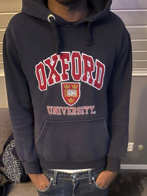 Fet mörkblå hoodie  - Säljer nu en fet mörkblå Oxford hoodie | Storlek: M men passar S | Längd på killen på bilden: 178 | Vikt: 67kg | Hör av er för frågor😁
