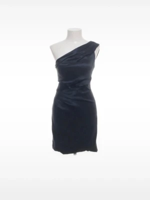 Mörkblå oneshoulder klänning - Snygg mörkblå klänning med one shoulder-design. Klänningen har en figurnära passform och kort längd, vilket ger en elegant och modern look. Storlek S! Köp direkt för 99kr💞😍