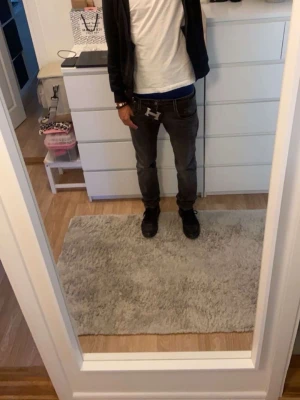 Replay jeans Anbass - Mörkgrå Replay Anbass Jeans storlek 31x32