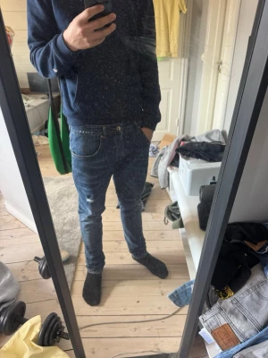 Dondup conway - Säljer dessa riktigt feta Dondup conway med två snygga slitningar och är i perfekt skick och skulle värkligen recomendera dessa.   W32