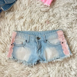 A3 Ljusblåa Superlowrise lågmidjade jeansshorts med rosa kant - 2016 vibe!💞💞 Såå snygga och coola! Midja ca 37 rakt över! Sitter som en liten XS