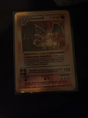 Kom med priser ovanliga Pokémon kort - Två samlarkort från Pokémon, Charizard och M Charizard. Charizard-kortet har klassisk design med guldkant och 120 HP, medan M Charizard är ett färgstarkt EX-kort med 220 HP och japansk text. Perfekt för samlare eller Pokémonfans.