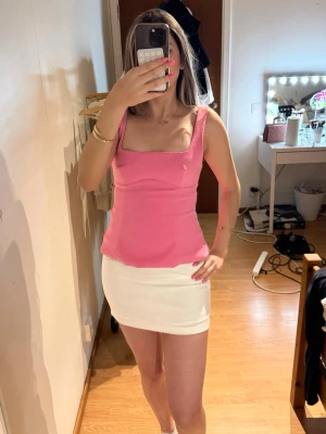 Vit minikjol  - Helt ny vit minikjol med dragkedjan vid sidan💕köpte den utomlands! Köpte den för 200 kr