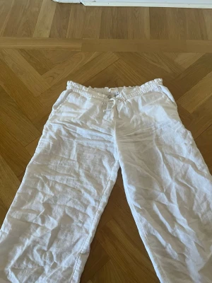 Vita linnebyxor från Gina Tricot - Linne byxor från Gina. Skriv om fler bilder eller diskutera priset.