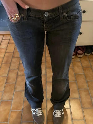 Vintage grå lowrise bootcut jeans - Snygga mörkgrå bootcut jeans som jag sytt lågmidjade och bootcut på själv, bara att höra av sig vid frågor osv💞💞