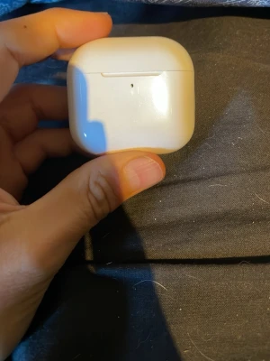  AirPods Pro med laddningsetui - Säljer ett par vita AirPods Pro med trådlöst laddningsetui. Hörlurarna har en stilren och kompakt design i blank plast och passar perfekt för dig som vill ha grymt ljud och smidig anslutning till din iPhone eller andra Apple-enheter.