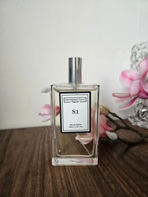 The Essence Vault 81 Eau de Parfum - The Essence Vault, nummer 81. Inspirerad av Good Girl Carolina Herrera. 100 ml. Endast testad 👠