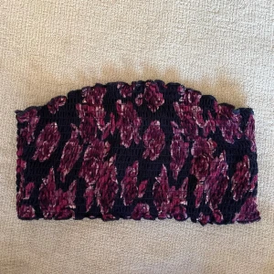 Söt tub-topp från NA-KD - Fin mörkblå topp med lila blom-mönster. Stl S. Använd några gånger. 