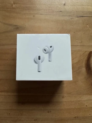 Apple AirPods Pro trådlösa hörlurar - Säljer ett par Apple AirPods Pro, trådlösa in-ear hörlurar i vit färg. De har en stilren och kompakt design med silikonproppar och laddningsetui. Perfekta för musik, samtal och träning. Levereras i originalförpackning.