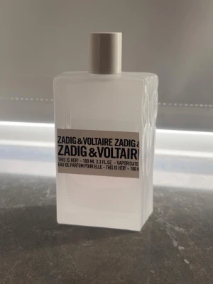 Zadig & Voltaire This is Her! Parfym  - Zadig & Voltaire This is Her! Eau de Parfum 100 ml Ni ser på bilden hur mycket som är kvar i flaskan :) 