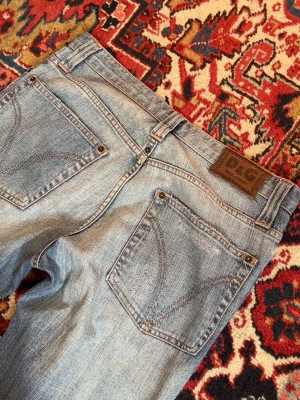 Vintage D&G jeans  - Tjena! Säljer ett par extremt snygga D&G jeans!  Storlek: 32/34 ungefär men utgå ifrån måtten nedan!  Mått: midja: 44cm längd: 113cm lår: 25cm benöppning:18cm  Måtten kan variera 1cm+-  Svarar gärna på frågor!