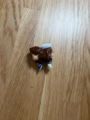 Funko Pop figur, Robin and Steve from stranger things  - Säljer en liten Funko Pop figur med brunt hår, vit sjömanshatt, svart och vit outfit samt vita skor. Figuren är tillverkad i plast och har den klassiska stora huvudet och små kroppen som Funko Pop är kända för. Perfekt för samlare eller som dekoration.