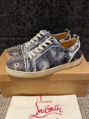 Christian Louboutin skor  - Hej, säljer nu dessa svin snygga Christian Louboutin skor. Skorna är i grymt skick!  Begränsat antal boxar och dustbag. Hör av dig vid frågor.