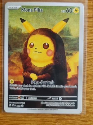 Pokémonkort Mona Pika special - Unikt Pokémonkort med motivet Mona Pika, där Pikachu är avbildad som Mona Lisa. Kortet har färger i gult, svart och grönt och är tillverkat i klassiskt pappmaterial. Perfekt för samlare eller Pokémonfans som vill ha något annorlunda i sin samling.