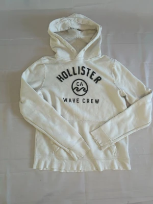Vintage Hollister hoodie  - Riktig snygg och fräsch Hollister hoodie. Materialet är tunt vilket passar extremt bra till sommaren. Skicket är jättebra, str är true to size då de sitter som S. Startpriset börjar på 599 men kan diskuteras 