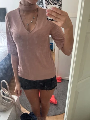 polotopp med v ringning - fin polotopp med v ringning från gina tricot som jag aldrig använt eftersom att den är lite för stor på mig!🩷