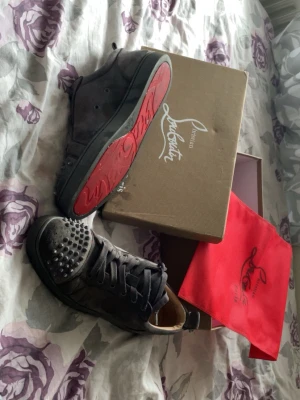 Louboutin mörkgråa med spikar - säljer stilrena mörkgråa louboutins! saknas några spikar men det är inget svårt och laga för den händige! Storleken är 44,5 i herrstorlek! Box och tillbehör fås med såklart! betalning görs genom swish och frakt genom spårbar postnordpaket!✅