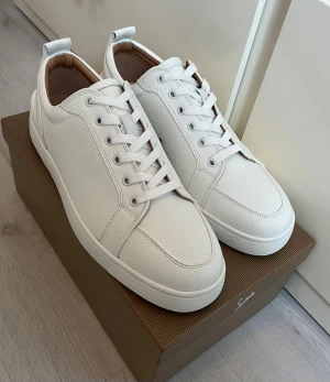 Vita sneakers från Christian Louboutin - Tja! Säljer nu ett par riktigt snygga Christian Louboutin sneakers i storlek 44. Skorna är gjorda av vitt läder. Box tillkommer med köp. Skorna är perfekta för att lyfta vilken outfit som helst! Hör av dig vid intresse.