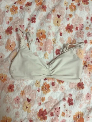 Bikini överdel off white  - Fin överdel till bikini, off white färg och storlek 34!💖 från h&m