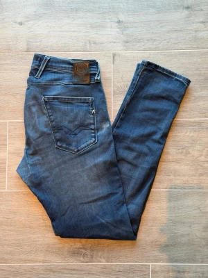 Replay Anbass Jeans - Säljer dessa urläckra jeans från Replay. Modellen är Anbass Hyperflex och storleken är W30 L32. Jeansen har en super fin blå färg. Kan vara värt att nämna, skrevet har lagats. Ingenting som märks av längre. Skicket är för övrigt toppen!