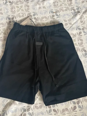 Svarta shorts från Fear of God Essentials - Svarta essentials shorts I storlek L, helt nya och oanvända, hör gärna av vid frågor!