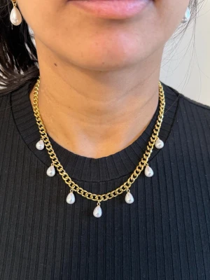 Guldiga 6mm bred halsband med pärlor - Matchande örhängen finns i en separat annons  Finns även i silverfärg   Material: 14k guldplätering på rostfritt stål Märke: Diavansa Bredd: 6mm Längd: 42-50cm Nickelfria och handgjorda.