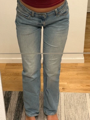 Ljusblå raka jeans från STAY - Säljer ett par ljusblå jeans från STAY med klassisk femficksmodell och raka ben. De är lågmidjade och i väldigt bra skick då de knappt är använda. Jeansen har normal midja och är gjorda i ett slitstarkt denimtyg. Perfekta för en avslappnad och trendig look.