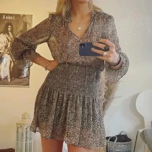Zara klänning - Klänning från Zara i leopard-liknande mönster, köpt på plick men använt en gång🤎