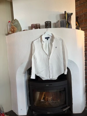 Vit skjorta från Ralph Lauren - Klassisk vit skjorta från Ralph Lauren med broderad logga på bröstet. Använd 15 gånger kanske 8.5/10 i skick. Skriv gärna om du har någon fråga!🤗