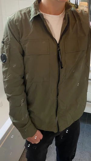 Cp company field jacket - säljer denna riktigt feta jacka ifrån cp company | riktigt skön och perfekt till sommaren eftersom att den är såpass tunn | 10/10 skick, helt ny | size S-M | köpt på Plick men säljer pågrund av att den inte kommer till användning | skriv vid frågor eller intresse!🌴
