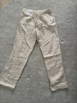 Linnebyxor - Helt nya Organic linnebyxor för män från Knowledge cotton apparel. Aldrig blivit använda i helt perfekt skick. Inköps pris: 1399kr, säljer för 500kr. Perfekta för sommaren då de är luftiga och bekväma☺️