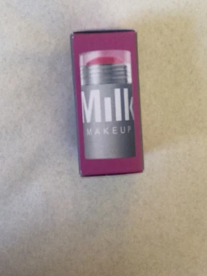 Milk Makeup stick blush rosa - Säljer en oöppnad blushstick från Milk i färgen raelly. Kan gå ner i pris vid snabbt köp!☺️