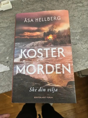 Två spännande romaner av Hellberg & Ohlsson - Säljer två skönlitterära böcker: 'Kostermorden: Ske din vilja' av Åsa Hellberg med ett dramatiskt omslag i eldiga toner och 'Bortom broarna' av Kristina Ohlsson med ett kvällsbelyst stadsmotiv. Perfekta för dig som gillar spänning och mysterier.