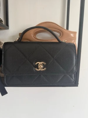 Modeväska Handle bag - mkt fin väska tophqndle med axelrem