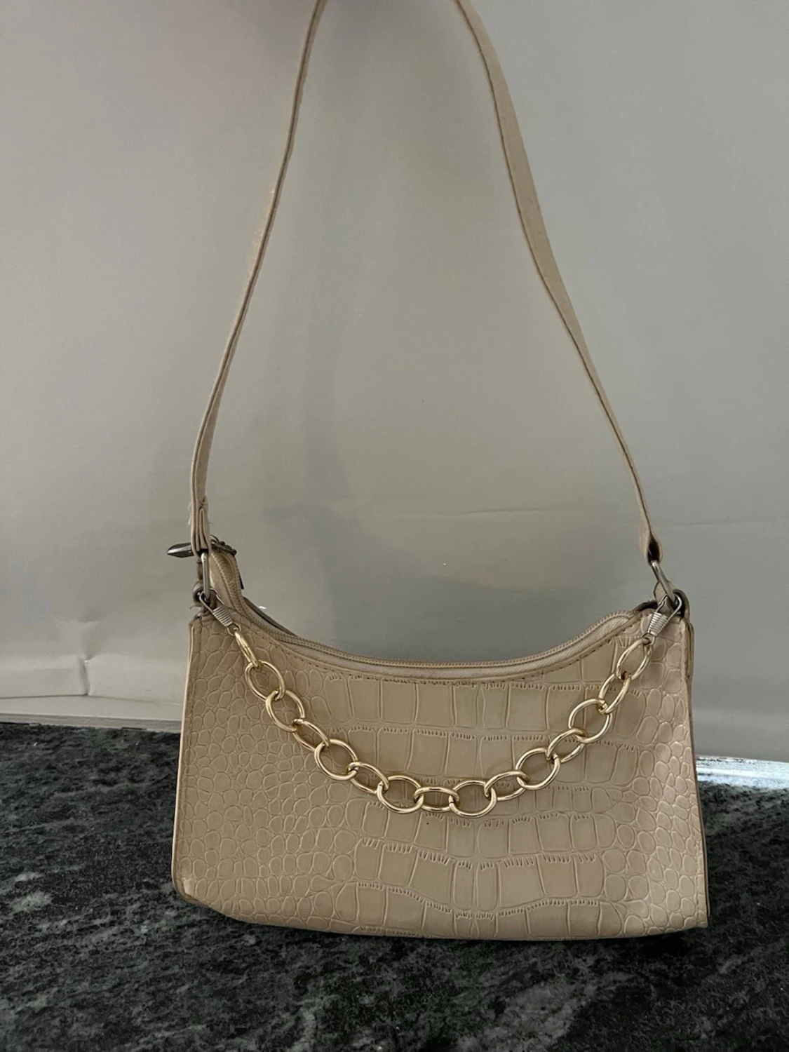 Beige axelväska med kedjedetalj