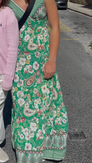 Jättegullig somrig klänning 💚 - Supersnygg, lång och cool långklänning som tyvärr inte kommer till användning. Den är använd en gång och hade inte möjlighet att lägga ut bild så skicka gärna privat om ni vill se bättre bilder ☺️☺️