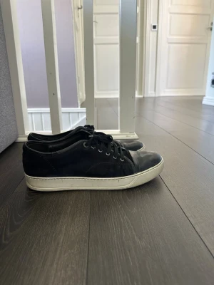 Lanvin cap toe sneakers - Riktigt schysst lanvins sneakers som passar till allt, vare sig bal, studentfirande eller till daglig användning är de här skorna helt enkelt perfekta. Inget org som låda eller dustbags medföljer. Cond: 8/10. Uk size 10
