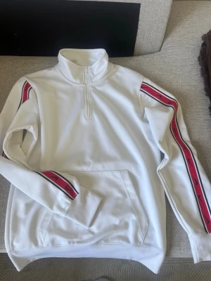 Nike tröja - Tröja från Nike i ett tunnare material, använd fåtal gånger så fortfarande fint skick