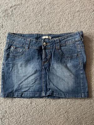 Jeanskjol - Bra skick! Midjemått rakt över 42+stretch längd ca 32cm