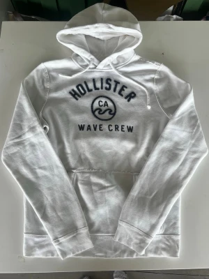 Hollister California hoodie vintage - Riktigt snygg Hollister California hoodie i vit färg. Fint skick inga fel och storlek L. Pris endast  425kr kom gärna med prisförslag och frågor rabatt vid köp av flera 😁