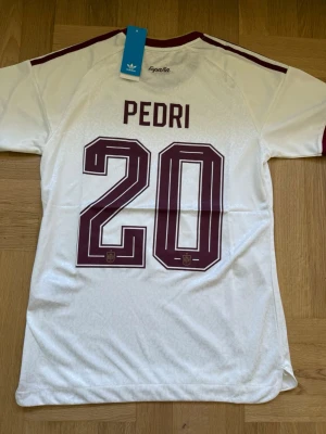 Pedri #20 – Spanien Borta (storlek M) - Pedri #20-tryck. Spanien Borta. Storlek M. Helt ny och aldrig använd. Skickas snabbt 🚚💨  Mått (M): Halvt bröstmått 51 cm • Längd 72,5 cm • Ärmbredd 22,5 cm • Axelbredd 43 cm • Ärmlängd 39 cm • Manschett 18 cm.  🔥 Player Edition – tajtare passform än vanliga supportertröjor. 🇪🇸 Spanien landslag.  📩 Frågor eller prisförslag? Skicka gärna ett meddelande! 🛍 Bundle-rabatt upp till 20% 💰 📦 Skickas samma eller nästa dag 🌟